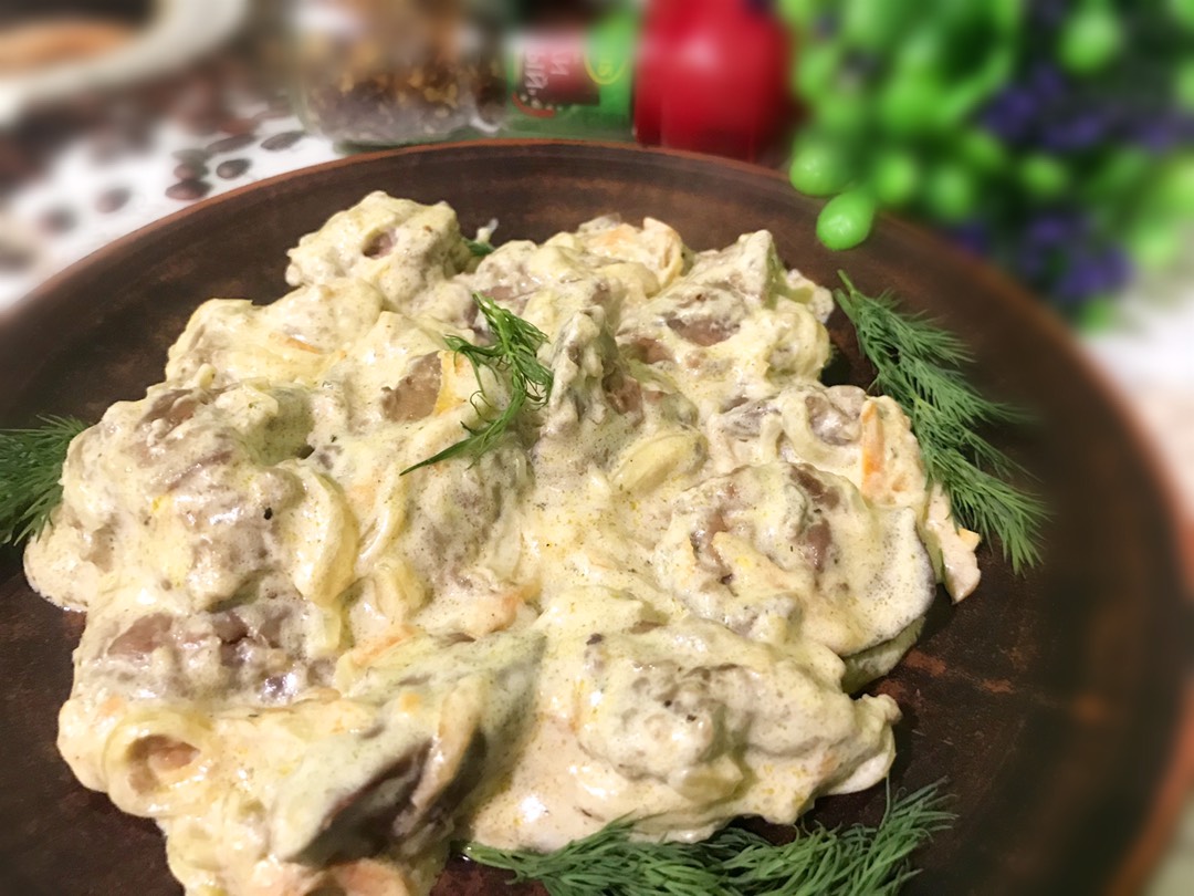 Куриная печень с луком и морковью в сливочном соусе