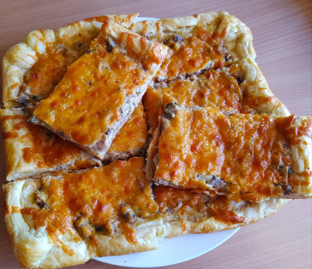 Пирог из слоёного теста с грибами и сыром🥮