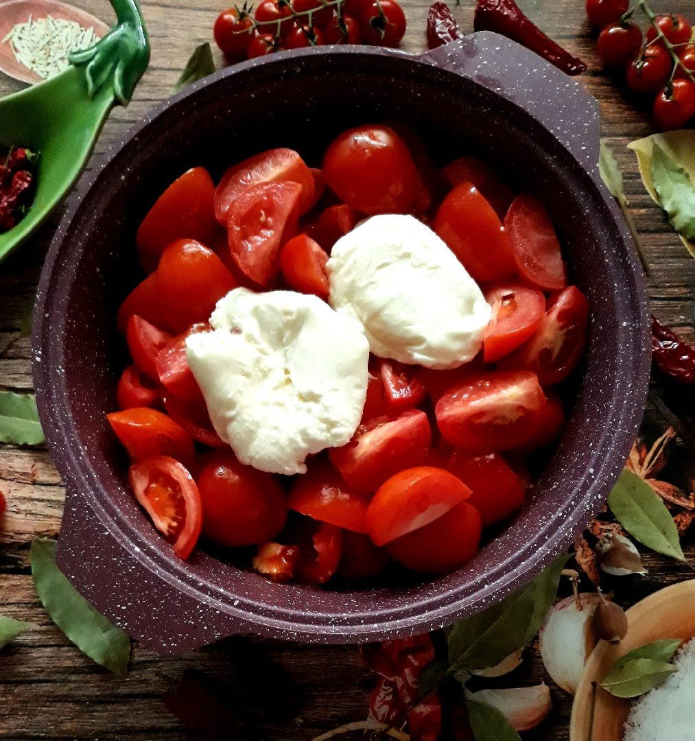 Паста с ветчиной, помидорами и сыром 🥘