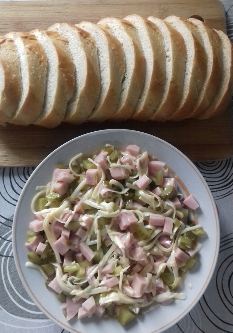 Бутерброды с ветчиной и солеными огурцами запеченные