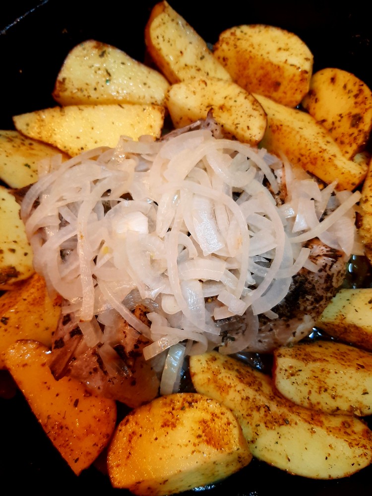 Антрекот из свинины с картошкой под сметанной корочкой в духовке