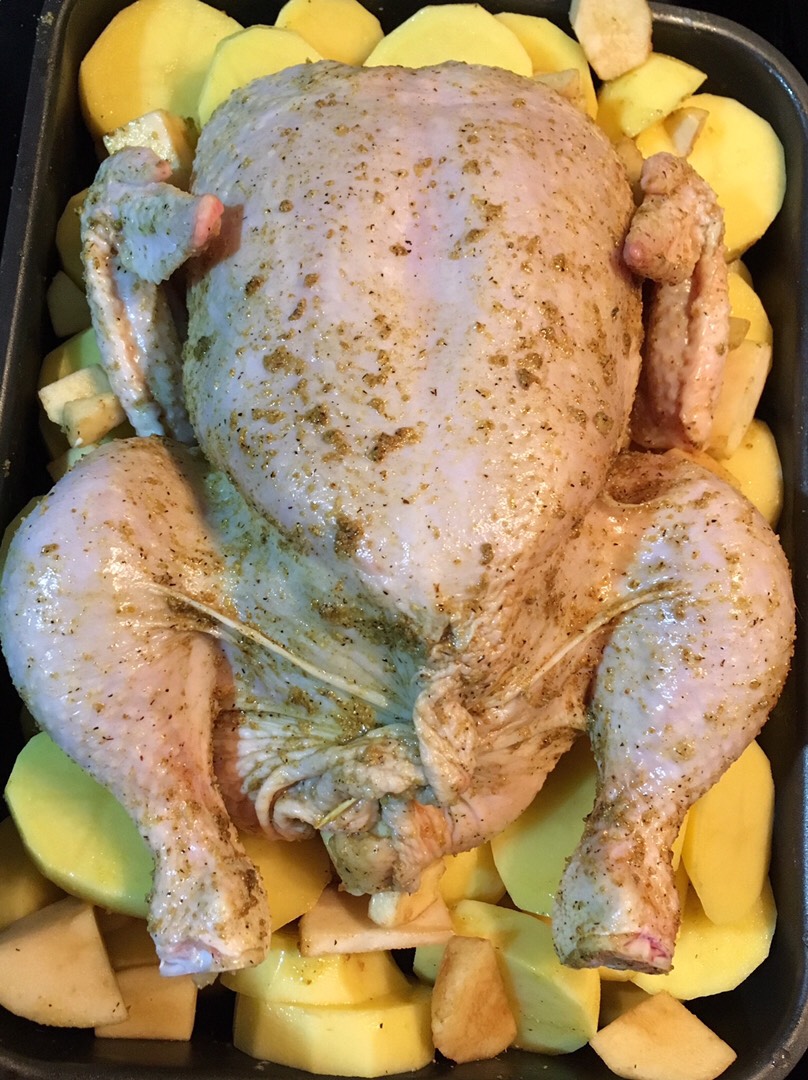 Курица с яблоками и картошкой в духовке - рецепт с фото