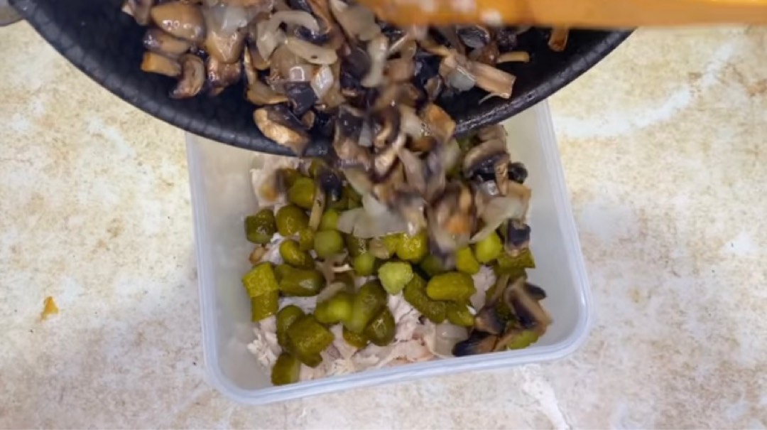Салат с курицей грибами и маринованными огурцами