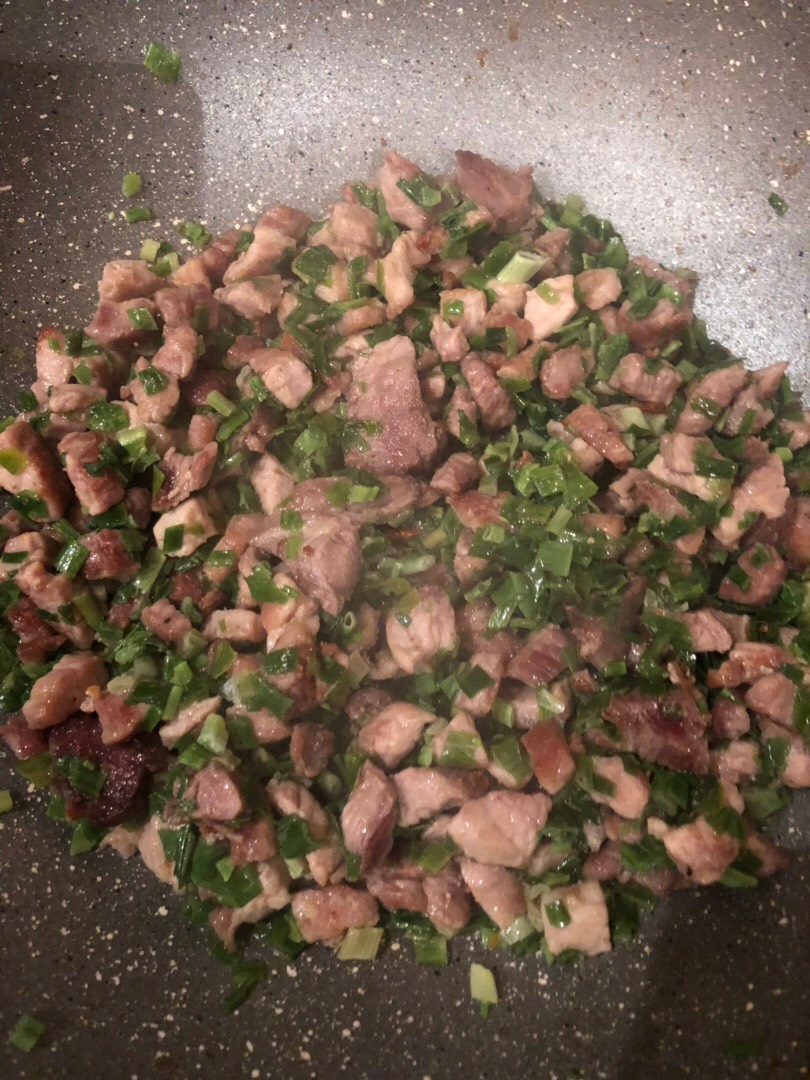 Свинина, обжаренная на сковороде с зеленым луком
