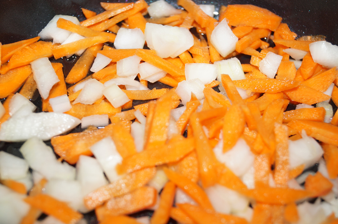 Тушеная печень со сметаной, морковью и луком — рецепт с пошаговыми фото и видео