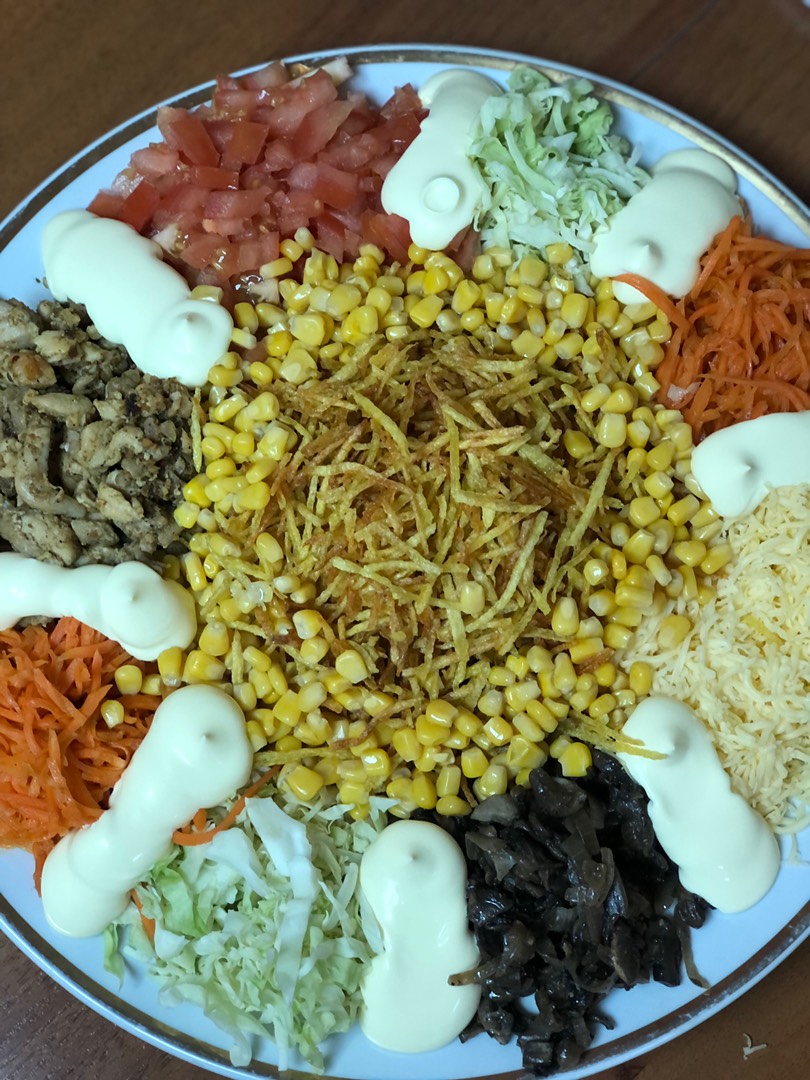 салат горками на блюде с корейской морковью | Дзен