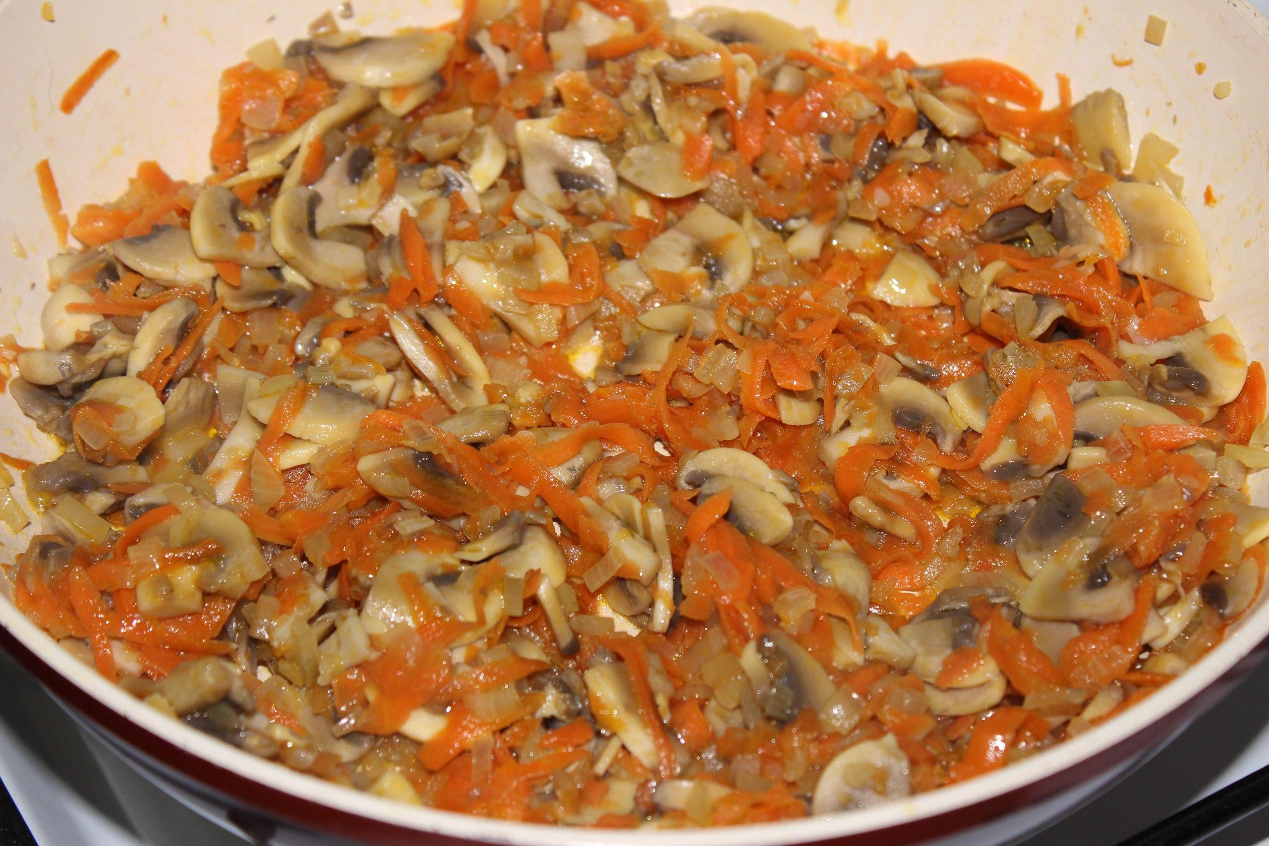 Салат с морковью, грибами, фасолью и курицей (пошаговый рецепт с фото и видео) - Pro Vkusnyashki
