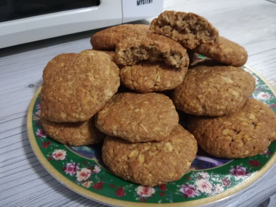 Полезное овсяное печенье с медом, яблоками и корицей без сахара