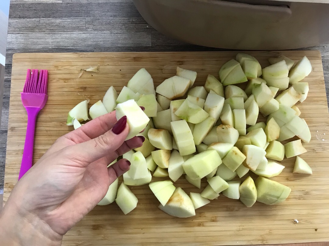 Шарлотка с яблоками в мультиварке