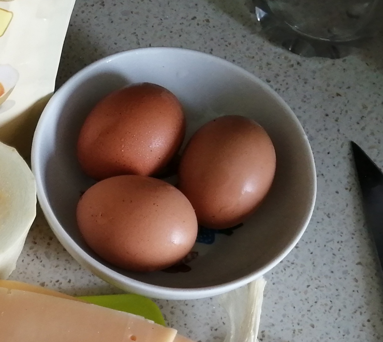 Как не перепутать варёные яйца с сырыми