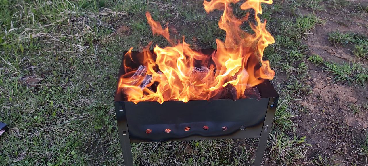 Как потушить пламя над углями во время жарки шашлыка?
