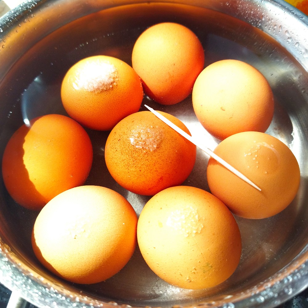 Чтобы варёные яйца не лопались и легко чистились
